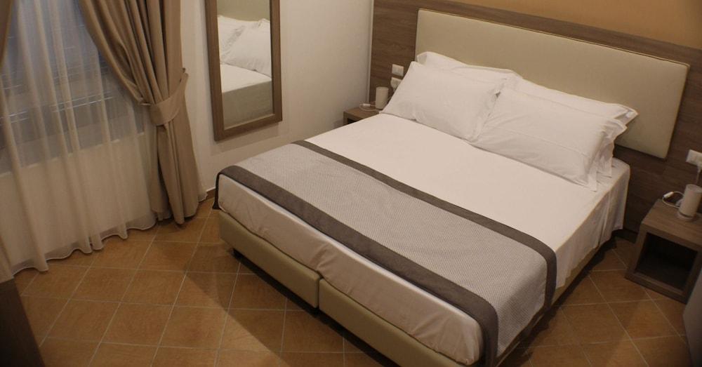 Hotiday Room Collection - Napoli Residenza Scarlatti מראה חיצוני תמונה